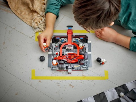 60443 - LEGO City - F1® Pit stop i mechanicy z bolidem Ferrari